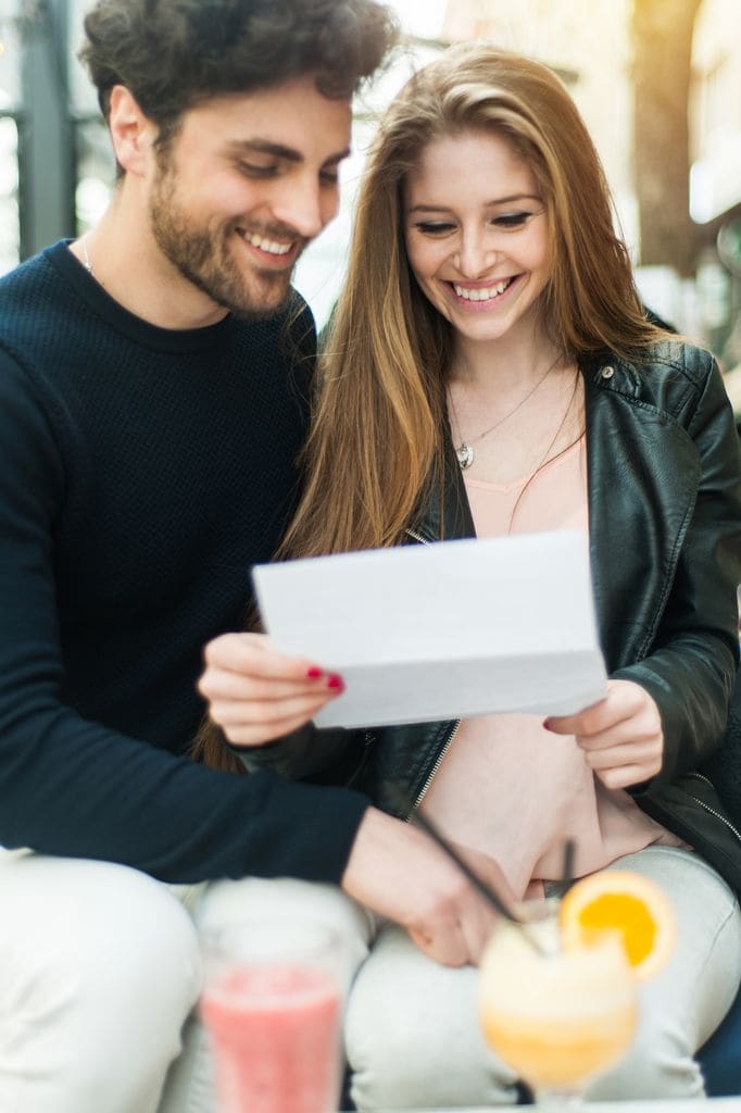 pareja leyendo carta