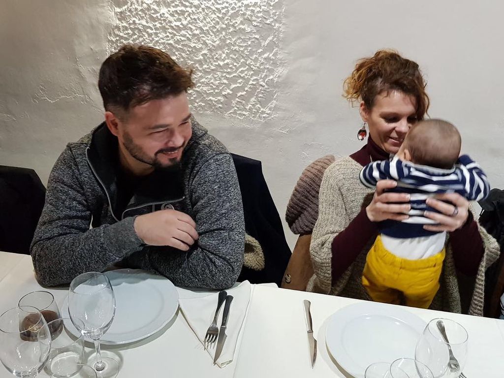 Gabriel Rufián junto a su hijo Biel y su exmujer, Mireia Varela