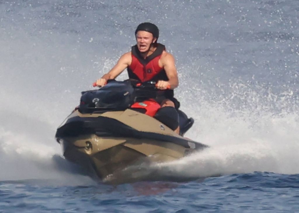 Erling Haaland se mostró relajado y divertido en jetski en la costa de Taormina.