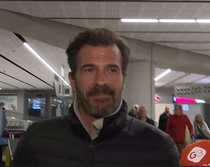 El actor contesta a los reporteros al llegar al aeropuerto de Málaga