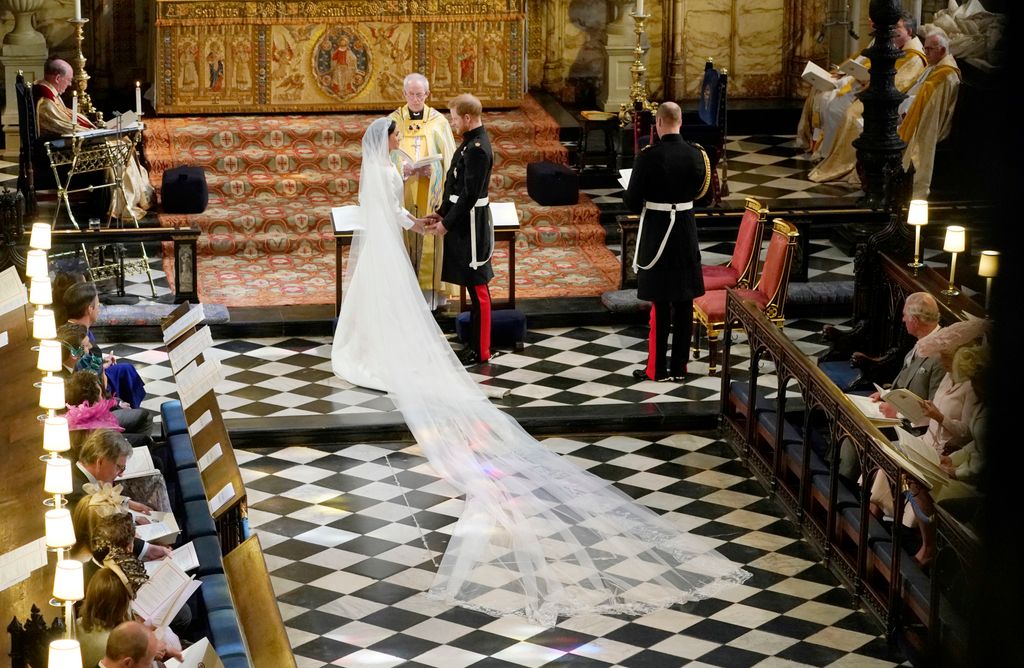 Plano general de la boda del príncipe Harry en el altar con Meghan Markle