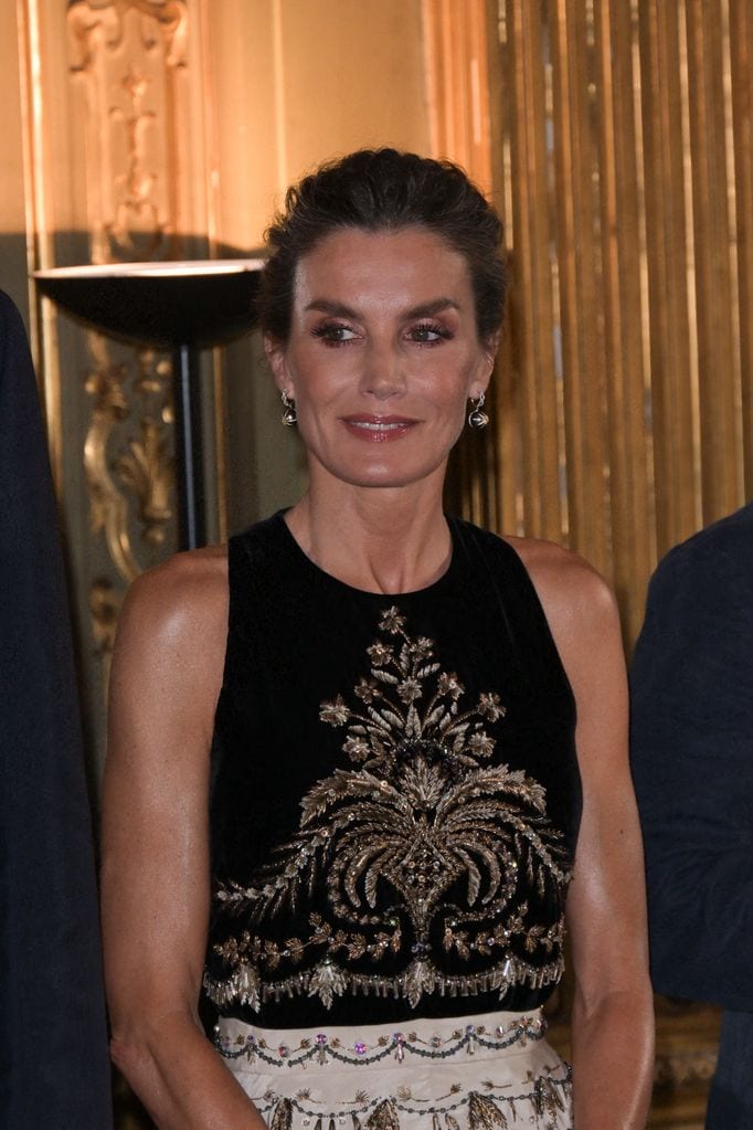 La reina Letizia deslumbra en París con look francés