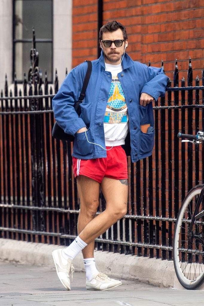 Harry Stiles en Inglaterra luciendo shorts 