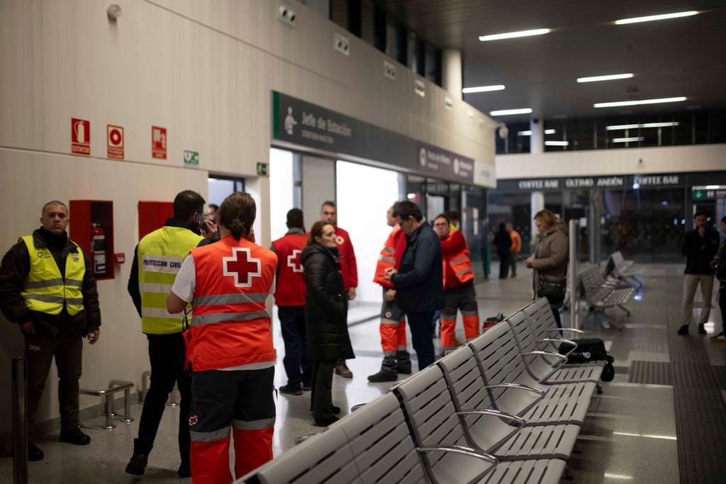 Sanitarios aguardan la llegada de heridos en el punto de atención habilitado tras el accidente ferroviario de Adamuz