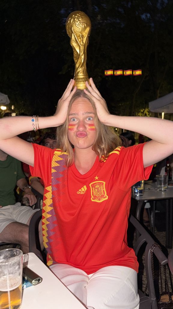 Simpática imagen de Irene Urdangarin con una réplica de la Copa del Mundo