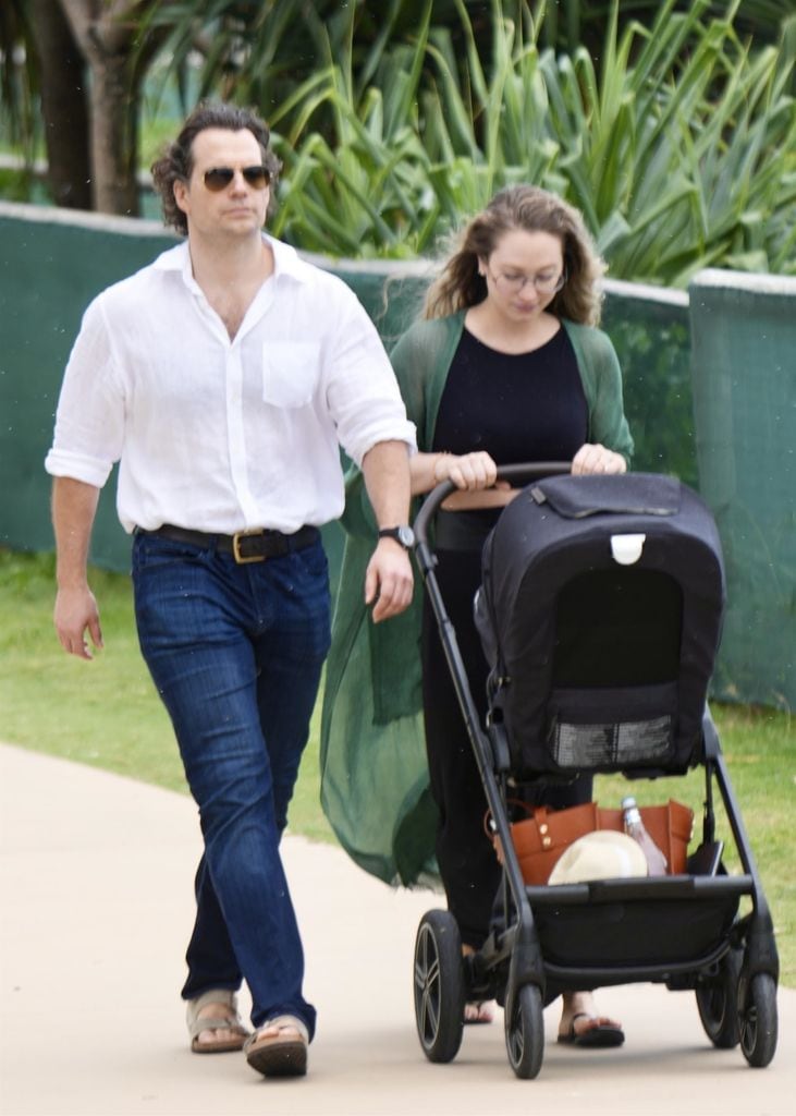 Henry Cavill y su pareja Natalie Viscuso fueron vistos disfrutando de una tranquila caminata con su bebé en Australia en enero de 2025.