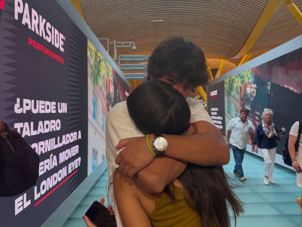 Pau despidiéndose de su hermana Olivia en el aeropuerto