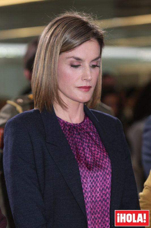 Doña Letizia durante el minuto de silencio que ha tenido lugar antes del comienzo del encuentro anual de la Fundación Mujeres por África
