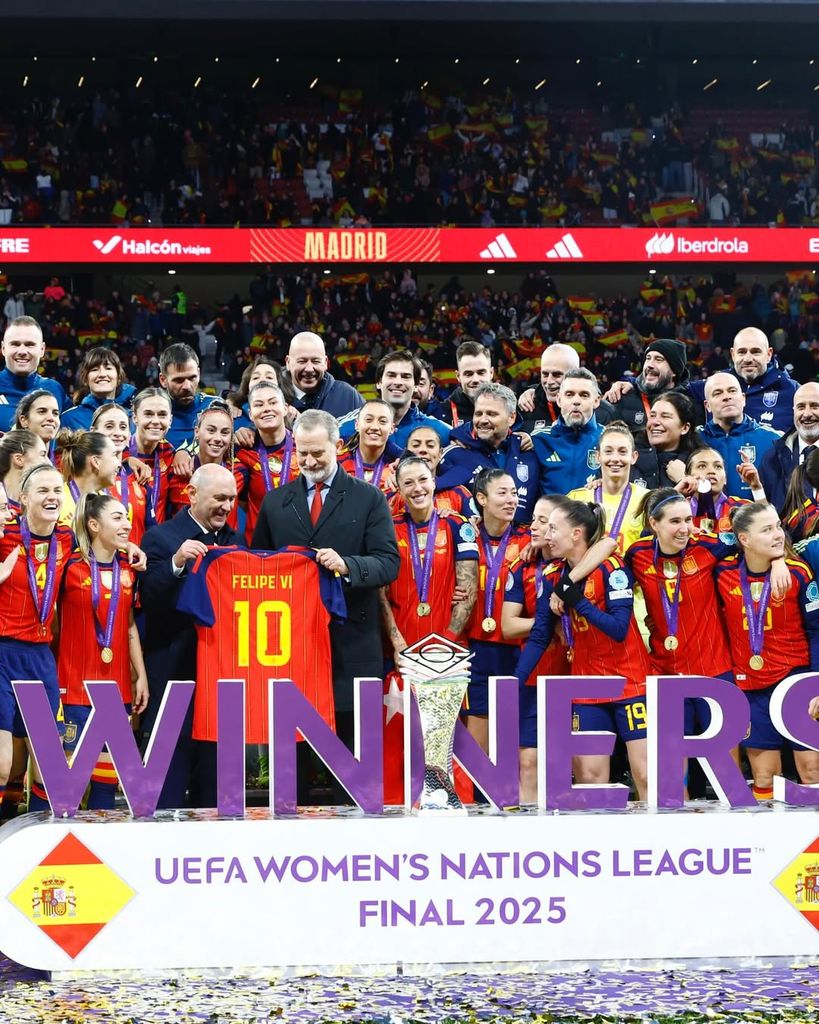 El Rey entrega el trofeo de la “UEFA Women’s Nations League” a la capitana de la Selección Española Femenina de Fútbol, Irene Paredes, y felicita a todo el equipo por su victoria en la final frente a la selección alemana.