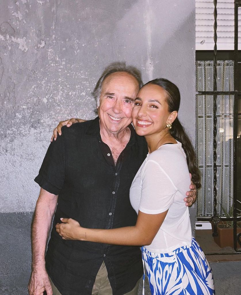 Plano medio de Joan Manuel y Luna Serrat abrazados