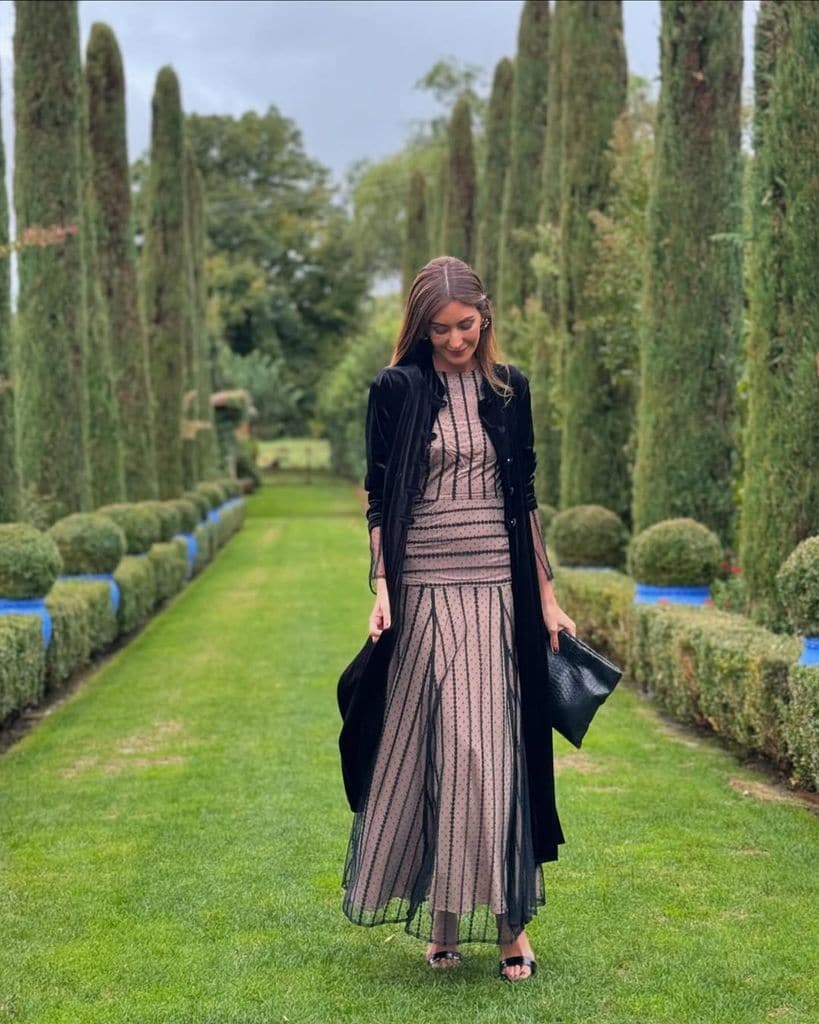 Look de invitada con vestido de encaje y casaca de terciopelo