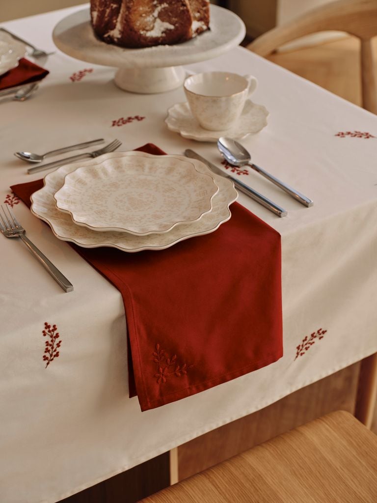 Mesa decorada en blanco y rojo