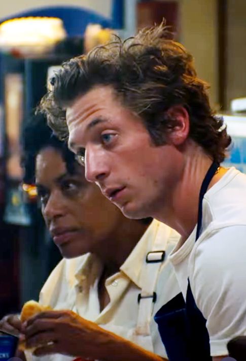 Jeremy Allen White (Carmy) y Liza Colón-Zayas (Tina) en una escena de la tercera temporada de The Bear centrada en el icónico sándwich Italian beef.