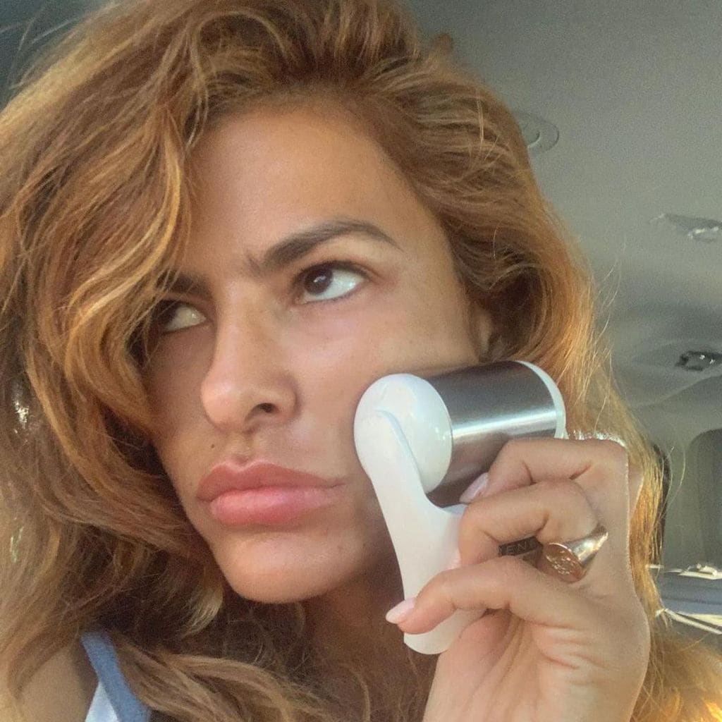 Eva Mendes usando ice roller en su rostro al natural sin maquillaje
