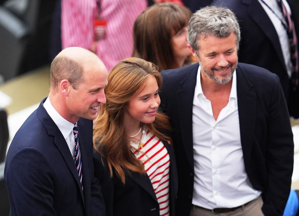 El príncipe Guillermo con Federico X de Dinamarca y la princesa Josephine de Dinamarca en el Frankfurt Arena de Alemania antes del partido que enfrenta a las selecciones de ambos países en la Eurocopa 2024