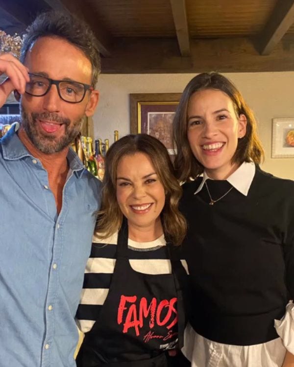 Álvaro Muñoz Escassi con María José Campanario y Laura Londoño