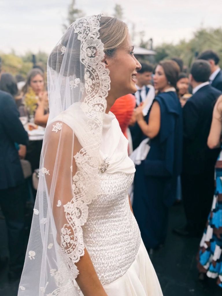 El vestido de Cristina Fernández destacó por su delicada combinación de romanticismo y sofisticación, con una silueta etérea y un espectacular velo bordado