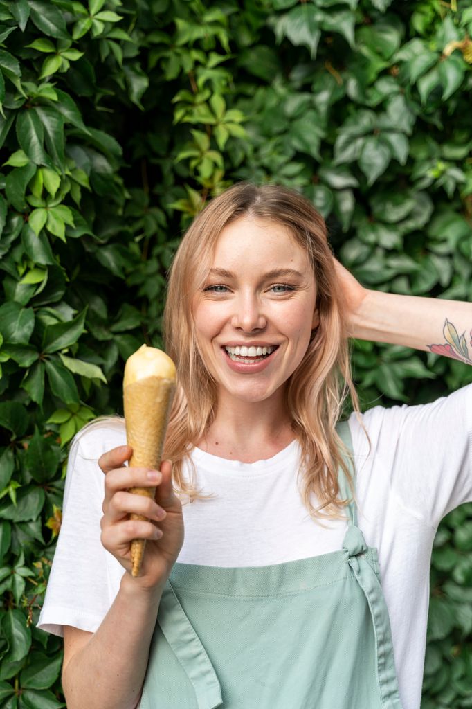 chica sonriendo helado
