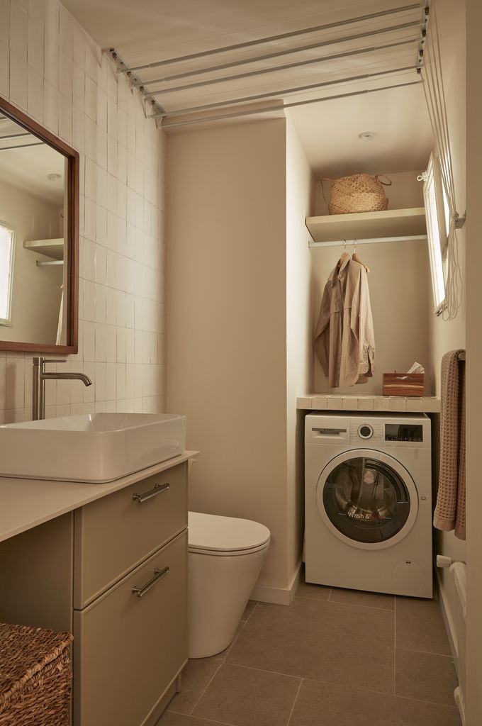 Baño con lavadora y tendal con poleas. 