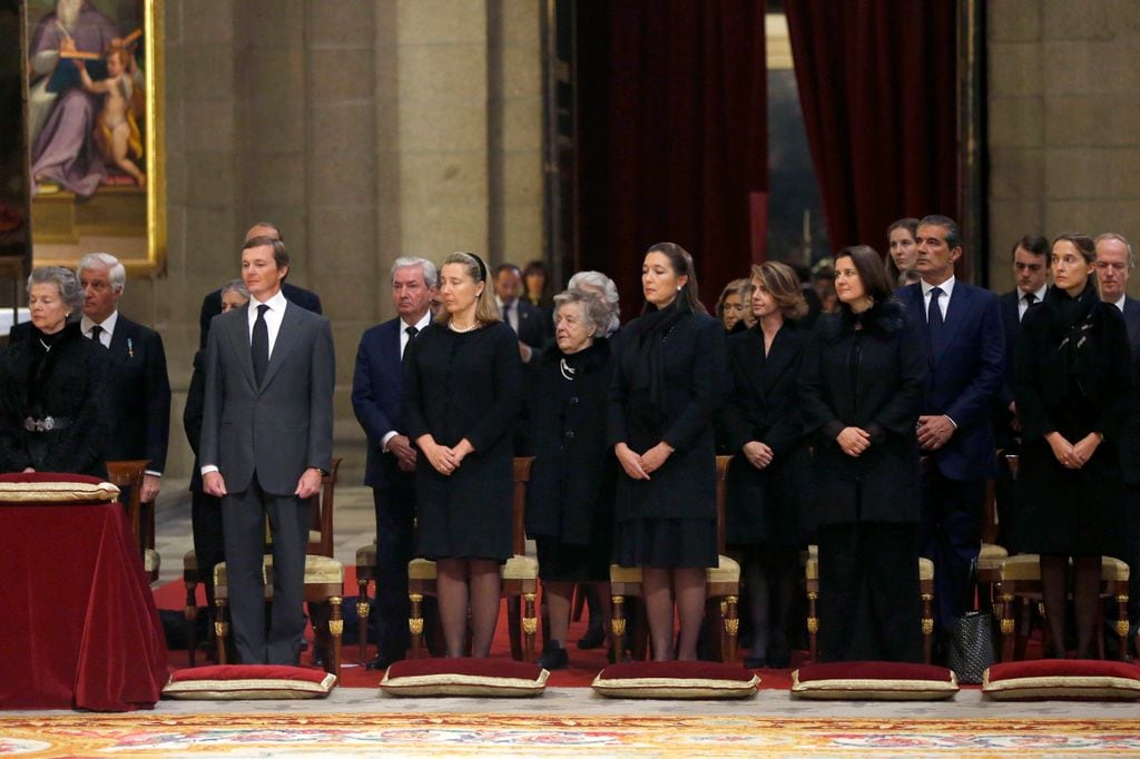 Otra imagen del funeral de don Carlos de Borbón-Dos Sicilias en la que se ve, de izquiera a derecha, a su vida, la princesa Ana de Orleans y a sus hijos