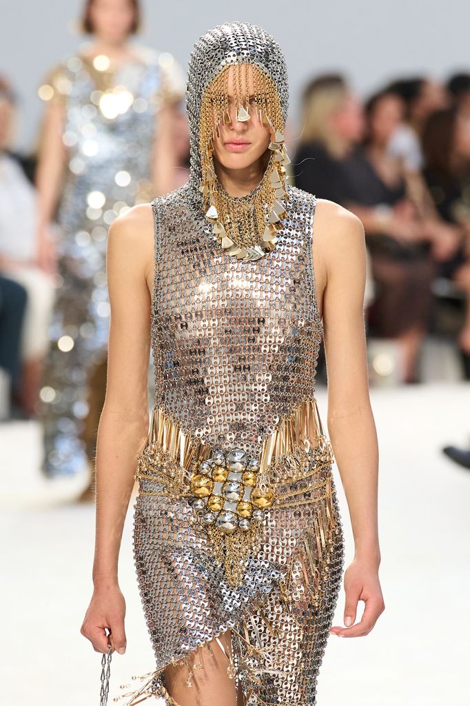 Rabanne por Julien Dossena mantiene los toques futuristas y acabados metálicos.