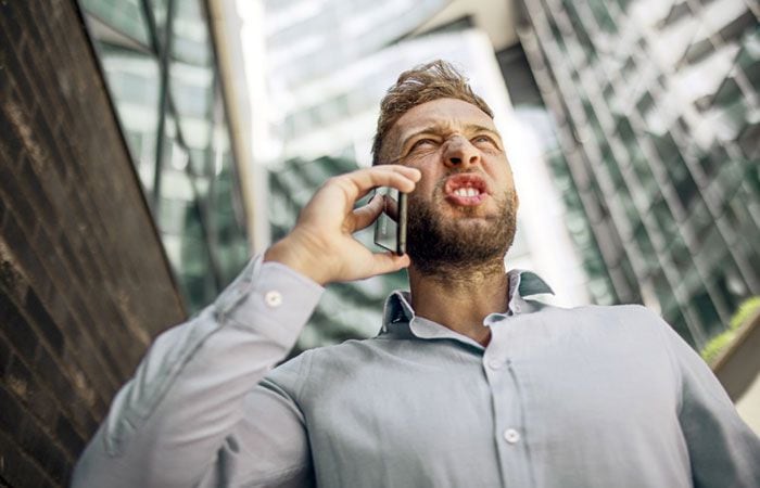 Hombre hablando por teléfono