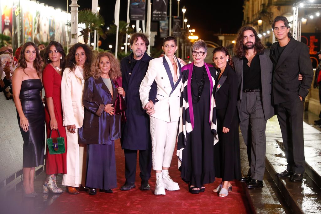 Guilermo Furiase, Elena Furiase, Pedro Antonio, Lucia Cepeda, Rosario Flores, Lolita Flores, Alba Flores, Elena Molina, Isaki Lacuesta y Ana Villa