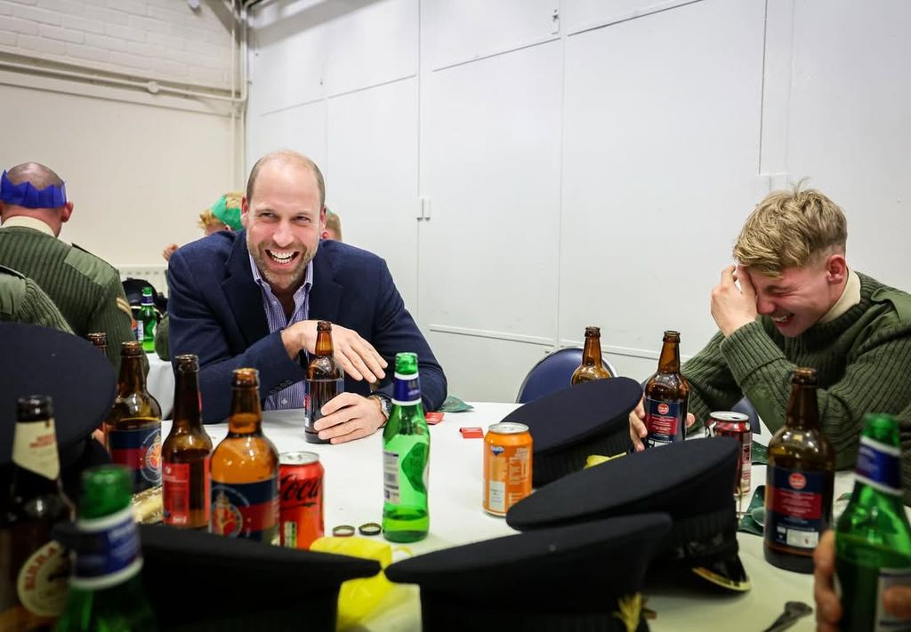 Diciembre: Los Príncipes de Gales asisten a la fiesta de Navidad de la Guardia Galesa en Combermere Barrack