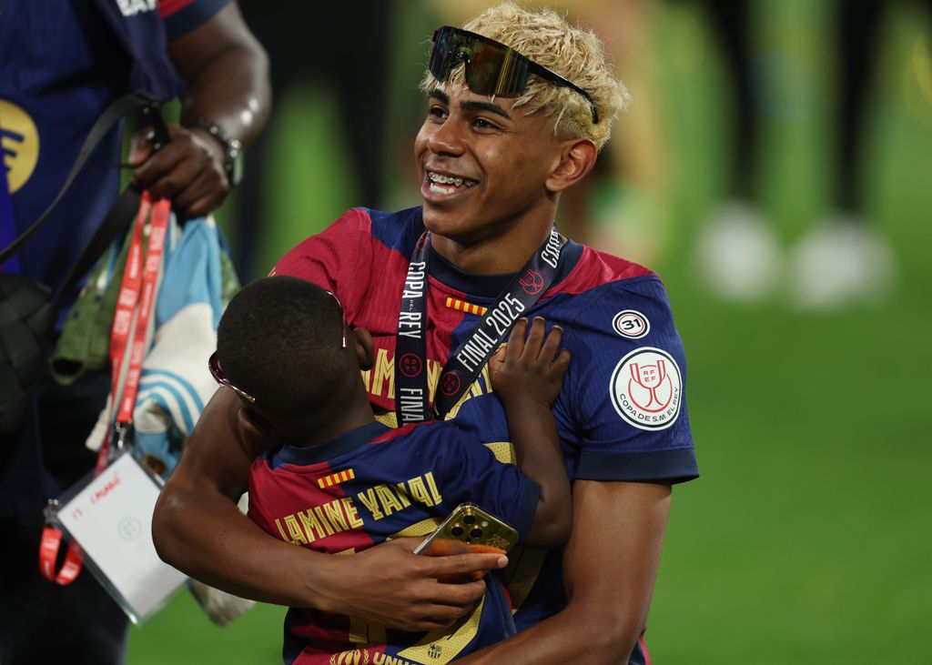 Lamine Yamal, del FC Barcelona, con su hermano al final de la final de la Copa del Rey de España entre el Real Madrid CF y el FC Barcelona en el Estadio Olímpico de Sevilla (La Cartuja), el 26 de abril de 2025.