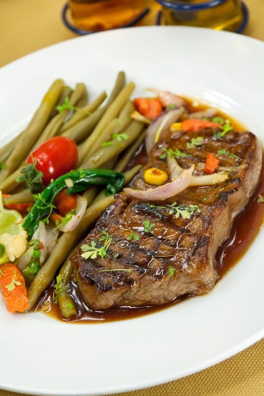 Plato de carne con contornos