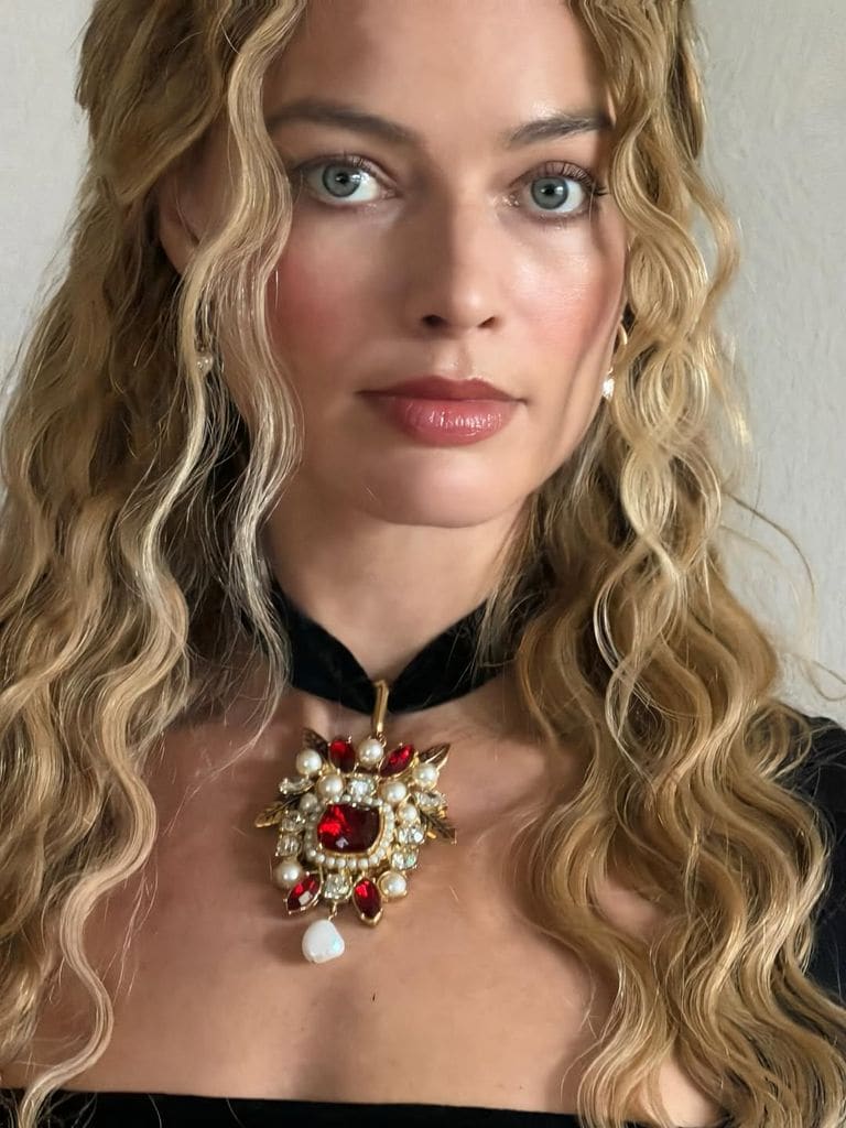 Margot Robbie aplica el 'method dressing' para promover su nueva película.