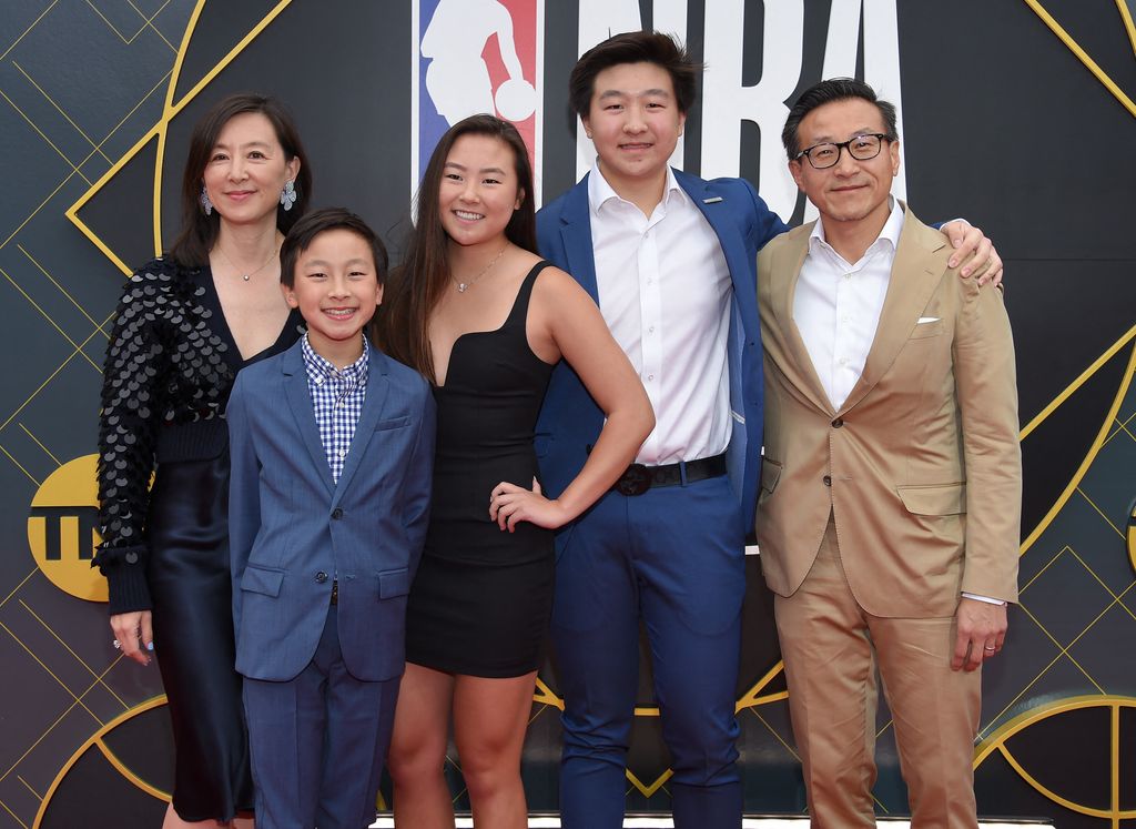 La pareja de empresarios posa junto sus tres hijos durante la alfombra roja de los NBA Awards en 2019