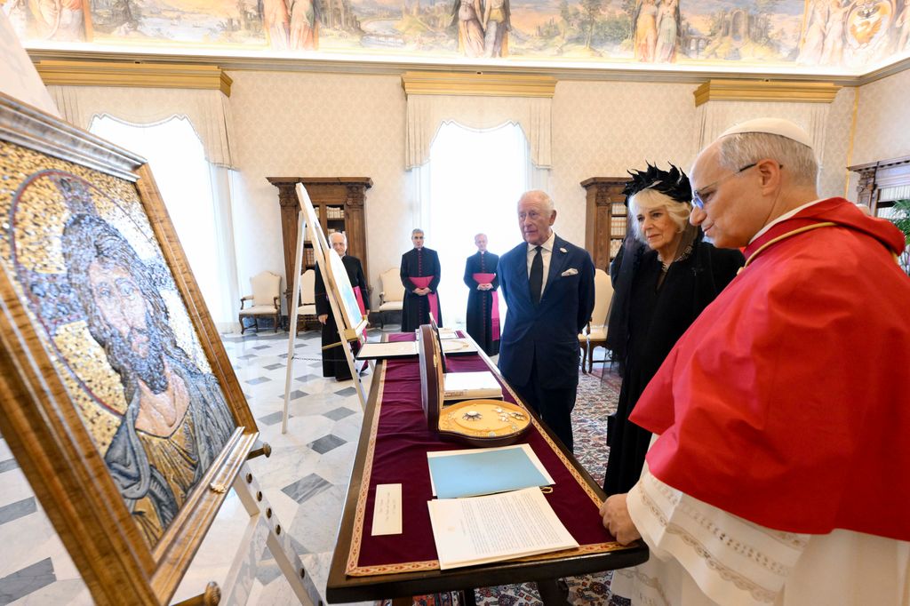 La reina Camilla y el rey Carlos III en la visita de Estado al Vaticano ante el Papa León XIV en octubre de 2025
