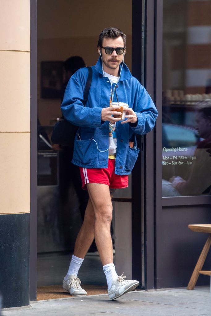 Harry Stiles con mini short rojo 