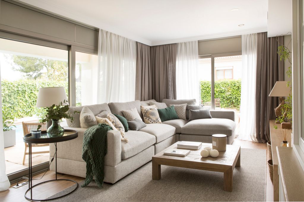 Salón con sofá gris. 