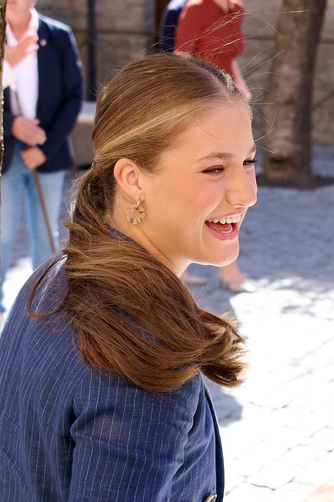 La princesa Leonor en la visita al Palacio Real de Olite con el Rey Felipe VI