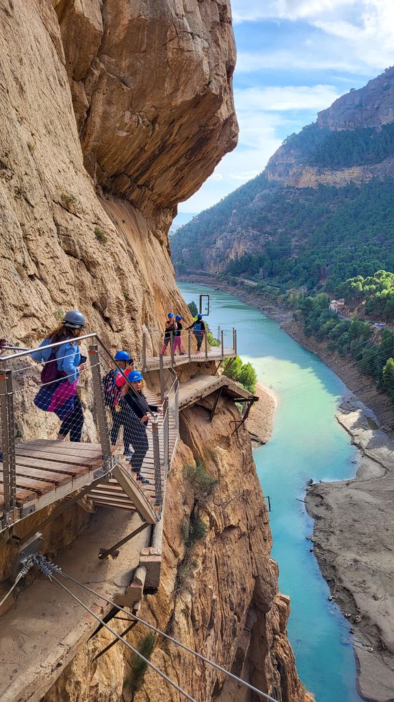El Caminito del Rey, uno de los senderos más espectaculares de España, recorre el desfiladero de los Gaitanes a más de 100 metros de altura.