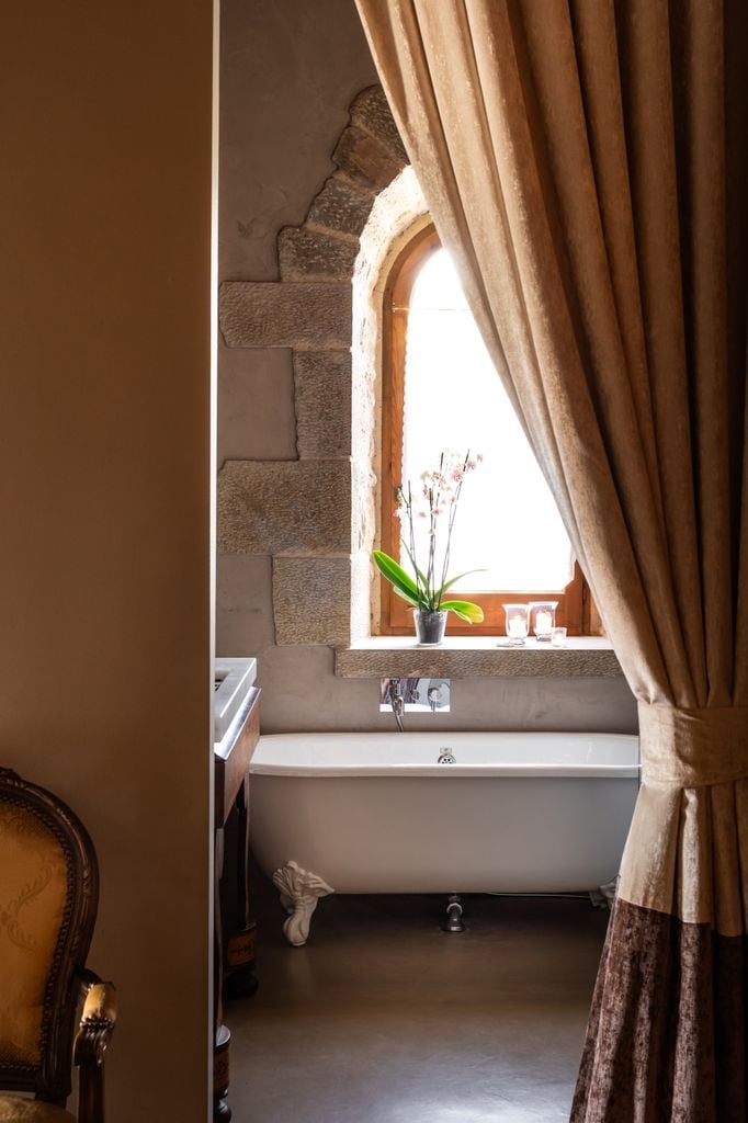 Baño de estilo clásico con una bañera exenta con patas