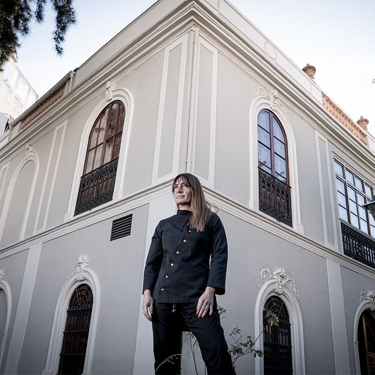 Begoña delante del edificio de La Salita