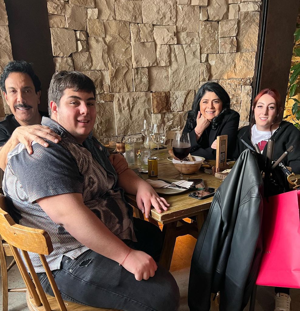 Victoria Ruffo y Omar Fayad con sus hijos Anuar y Vicky.