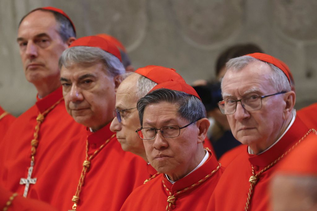 Los cardenales Francois-Xavier Bustillo, Domenico Battaglia, Robert Francis Prevost, Luis Antonio Tagle y Pietro Parolin despiden al papa Francisco