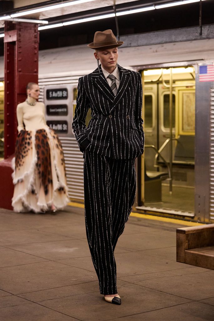 Chanel desfile Metiers D'art 2026 en el metro de Nueva York