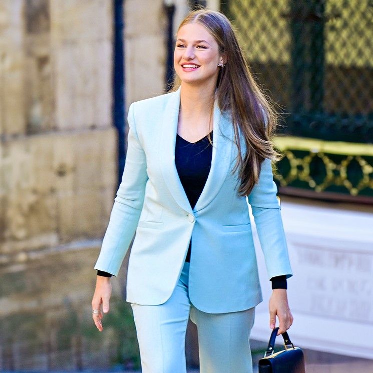 Plano medio de la Princesa Leonor con traje azul celeste