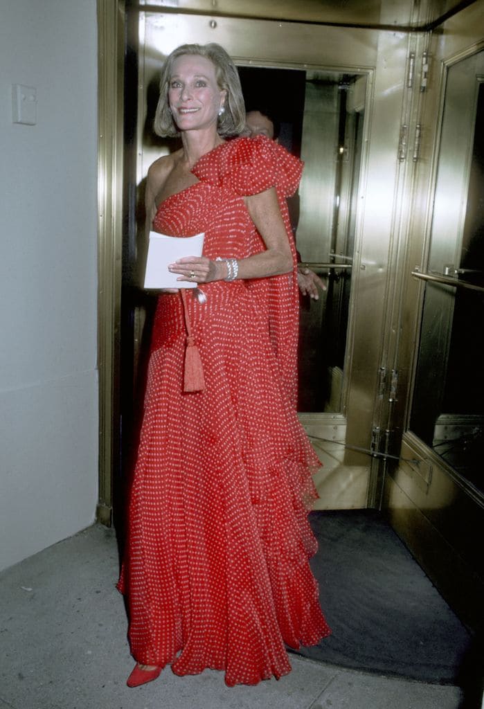 Nan Kempner vestido rojo de lunares