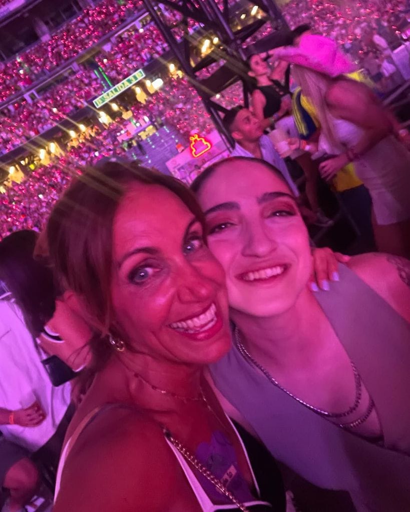 Lili Estafan estuvo presente en el último concierto de Karol G apoyando a su prima Emily Estefan.