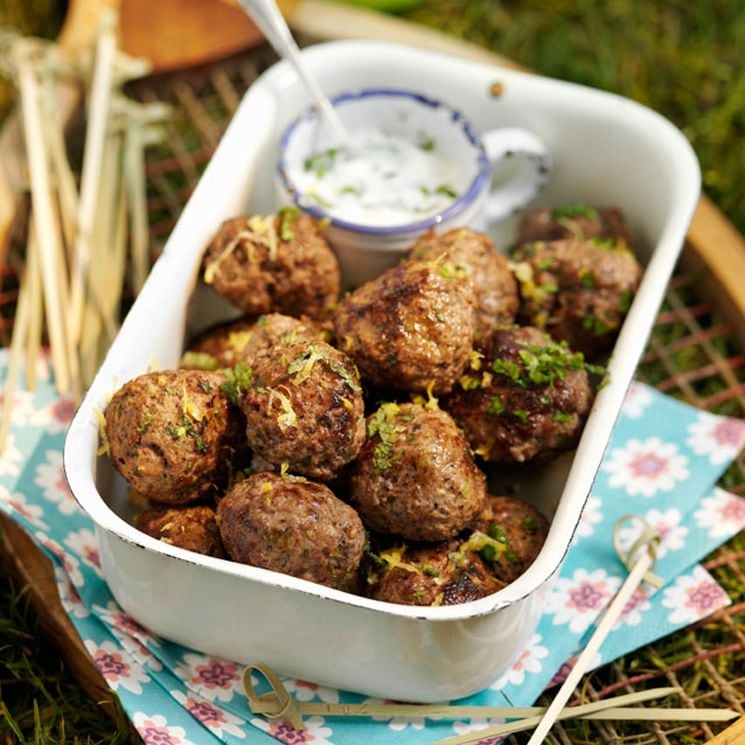 Albóndigas de cordero con salsa de yogur y menta