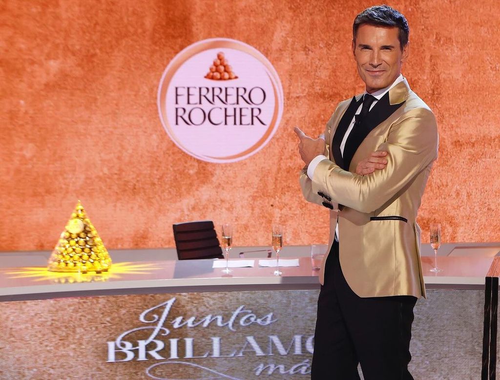 Plano medio de Jesús Vázquez posando para una campaña de Ferrero Rocher