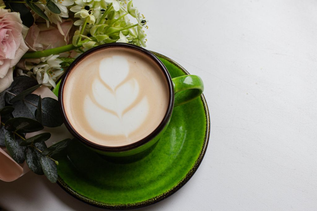 Café con leche de avena y dibujo de flor