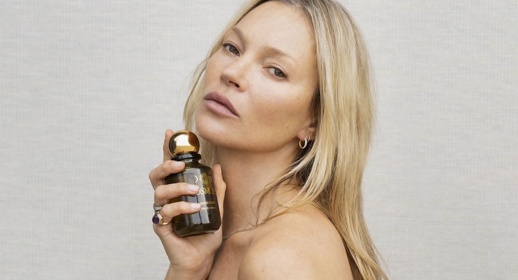 Imagen de campaña de Kate Moss con producto de Cosmoss by Kate Moss