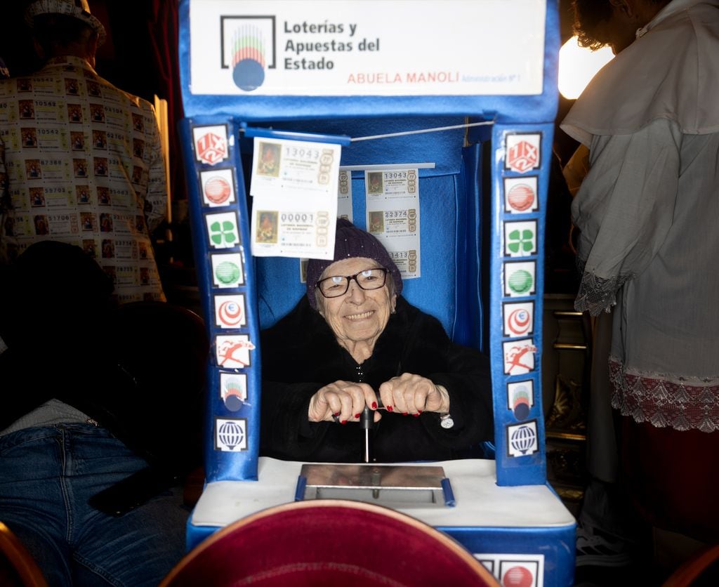 La abuela Manoli acude al Sorteo de la Lotería de Navidad en el Teatro Real disfrazada como si fuera una administración de loterías convirtiéndose en uno de los personajes más entrañables de la jornada